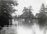 Promenad och båtar vid bron på Karlslunds gård, 1930-tal