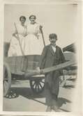 På droskan står de båda Hilda-töserna och kusken Gunnar står framför, cirka 1920. Bildtext från album: 