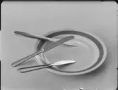 TALLRIK MED 3 KNIVAR