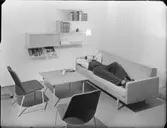 SOFFA I GRUPP MED VILANDE PERSON, KONFERENS I STRINGGRUPPEN