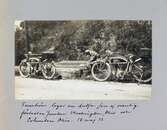 Fernström lagar sin motorcykelkedja i utkanten av Columbus i Ohio, 1913-05-18
