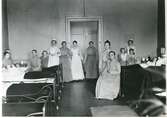 Västerå, Stallhagen.
Interiör av sjuksal med patienter tillsammans med sjuksystrar. 1920-talet.