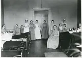 Västerå, Stallhagen.
Interiör av sjuksal med patienter tillsammans med sjuksystrar. 1920-talet.