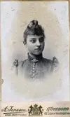 Visitkort med porträtt av Ellen Engberg (1879-1961). 