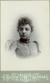 Visitkort med porträtt av Ellen Engberg (1879-1961). 