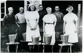 Mjölkningstävling på Tunby gård i Västerås, 1943.
Längst till höger står Linnéa Andersson.