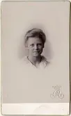 Bib Adelsköld fotograferad av sin pappa Claes Adelsköld (vars monogram syns i ena hörnet).