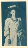 Bib Adelsköld 11 år fotograferad av pappa Claes Adelsköld hemma på Villagatan 2, Stockholm 1893. När bilden tas är Bib på väg till ett barnkalas hos Anna Löwenhielm (dotter till Rådman Löwenhielm på Floragatan 6). Hon har själv kommenterat bilden 