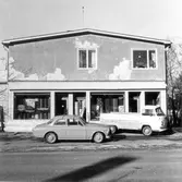 Kommentar från Svenolle Wiklund 2008:; ; Det här var Konsum Kastellgatan en gång i tiden med speceri, charkuteri och mjölkavdelning. Jobbade där själv  i mitten av 1940-talet som springgrabb, speceri- biträde och charkuterist.