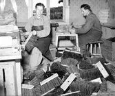 Kommentar från Bengt-Ove Högström 2013:; En historia.; Förrådsmannen Karl-Harald Spetz som arbetade på varvet i Gustafsvik besökte en senvinter em borstbinderiet för att hämta piasava kvastar som hade beställts till varvet. Det var mörkt i borstbinderiet. \