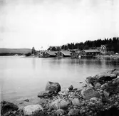 Fiskebodar i inre Solumshamn. Sjöboden närmast kameran ägdes av framlidne fiskaren Erik Åström, en välkänd profil i Solumshamn. Åström ägnade sig inte bara åt yrkesfiske. Han hade även en cirkelsåg och med hjälp av den sågade han och brodern Ernst plank och bräder som såldes till bland annat sommargästerna runt om i området. Han hade även under många år en minkfarm. Foder till minken kom bland annat från fisket. Även jakt var ett av hans intressen.