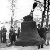 Nedmontering av storklockan för omgjutning.