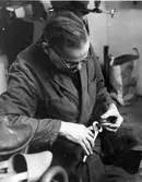 Hos skomakaren. Sulan kläms fast.