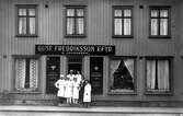 Fredrikssons konditori vid torget. 1920-tal?