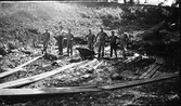 Arbetare från Huskvarna stad arbetar i den inre vallgraven (grav I) vid Rumlaborg i Huskvarna i samband med arkeologiska undersökningar 1932. För att kunna undersöka vallgraven pumpades vatten bort med en motordriven pump.