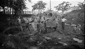 Arbetare från Huskvarna stad i den inre vallgraven (grav I) vid Rumlaborg i Huskvarna. Foto taget i samband med de arkeologiska undersökningarna vid borgen sommaren 1932. Personerna på bilden är, från vänster, Artur Gustavson, Erik Lindberg, Arnold Bolin, Nisse Bäckstrand, Hilding Blomdahl och Gustav Lindgren.