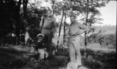 Fil. studenterna Anders Lindahl och Walter Fredriksson, samt en liten pojke fotograferade i samband med arkeologiska undersökningar vid Rumlaborg i Huskvarna sommaren 1933.
