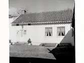 Fotografier av mangårdsbyggnaden på kaptensgården Mårtagården i Onsala och dess dåvarande ägare Knut Larsson. Fotografen Sandklef var chef för Varbergs museum 1921-1961. Efter Knuts bortgång 1961 bildades, enligt önskemål i hans testamente, Knut och Tora Larssons stiftelse som sedan 1963 har hand om gården. 
G414: Köksingången till bostadshuset. G415: Exteriörbild av bostadshuset från gårdsplanen. G416: Knut Larsson på trappan till bostaden. G417: Exteriörbild av bostadshuset från trädgårdsgrinden.