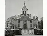 Kungsäters kyrka uppfördes 1881 och ritades av arkitekt Emil Langlet. Han ritade under 1800-talets senare del 13 av landets ca 30 centralkyrkor i Sverige. Planen är oktagonal och syftar till att föra hela församlingen närmare koret, än vad kyrkor med långhus förmår. Ursprungligen placerades predikstolen ovanför altaret. Centralkyrkornas utformning föll inte i god jord på många håll i landet, så de flesta har med tiden ändrats till att mer likna de vanligare lånhuskyrkorna. Kungsäters kyrka är den bäst bevarade centralkyrkan i landet.