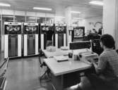 EDB-anläggningen av typ IBM 1410.

IBM 1410 Data Processing System.
IBM 729 Magnetic Tape Units.