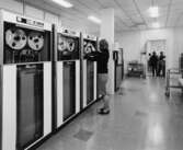 EDB-anläggningen av typ IBM 1410.

På bilden ser man IBM 729 Magnetic Tape Units.