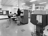 Postgirots datacentral

IBM 1410 Data Processing System. I fonden t.v. den optiska läsaren, IBM 1418 Optical Caracter Reader.