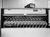 Den optiska läsaren: IBM 1418 Optical Caracter Reader, med fack i vilka inbetalningskorten sorteras efter läsningen.