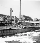 Utansjö Cellulosa AB, bildat i Juli 1897,  på konsul Fritz Versteeghs förslag för att tillvarata klentimmer. Fabriken togs i drift i mars 1900. 1904 beskrevs fabriken enligt följande i försäkringspappren: Alla fabrikshusen äro uppförda av sten med gavelspetsar av sten och utan överskjutande taksprång av trä samt under tak av asfaltpapp. 