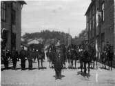 Generalstab i Sollefteå, gruppbild. General Crusebjörn (står främst), general Wahlberg (till häst främst). Kapten de Besche (till häst, nr 2 från höger). 