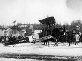Flygplan, Södra Sundet.  Vykort; ; Kommentar från Alf Johansson 2015:; Flygplantyp Avro 504K. RAF reg H1955 senare sv reg S-AAC. PO Flygkompani besökte Norrland för att göra flyguppstigningar. Den 17 mars 1921 besöktes Bredbyn Anundsjö.