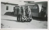 Fem okända män står framför en buss vid Bussbolaget i Centrum/Kålleredbussarna, 1940-tal.