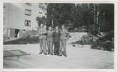 Fyra män står på Bussbolagets garagetak, 1940-tal. Från vänster: 1. Okänd. 2. Okänd. 3. Okänd. 4. Folke Andersson. Till vänster ses Villa Björkelunda.