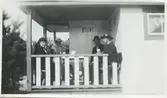 Fikastund vid Hultets kiosk/Tulebokiosken cirka 1925. Bildtext ur fotoalbum 