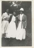 Tre kvinnor står bredvid varandra, Stretered cirka 1918-1923. Bildtext ur fotoalbum 