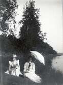 Två kvinnor vid Ludgosjön vid Hedvigslund, 1916