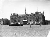 Varbergs kullerstensatta torg med en rund plantering, kallad Brännvinsringen, och dåvarande stadshuset och -hotellet. Det invigdes 1902 och hade då även affärer i bottenvåningen. Stadsförvaltningen lämnade byggnaden 1954. Till vänster ses kv Gästgivaren.