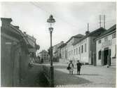 Oxbacken i Västerås, med mormors krog till vänster, c:a 1900.