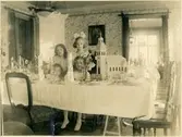 Fjärås prästgård. Barn vid dukat bord