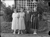 Familj i trädgården, Uppland 1950