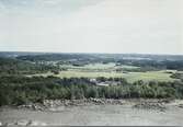 Vy från Sagåsens topp mot Sagereds gård 1950-tal. I bakgrunden ses Lindome.