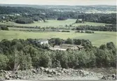Vy från Sagåsens topp mot Sagereds gård 1950-tal. I bakgrunden ses Lindome.