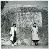 Västerås, Västermalm, Djäkneberget.
Två kvinnor vid Sam Lidmans första minnessten, c:a 1930-tal.