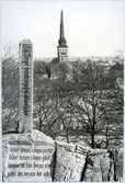 Västerås, Västermalm, Djäkneberget.
Vy mot Domkyrkan, med minnessten i förgrunden. 1979.