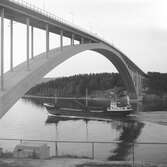 Fartyget Bökelnburg vid Sandöbron
