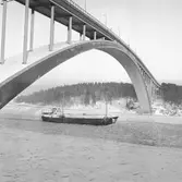 Fartyget Theseus vid Sandöbron
