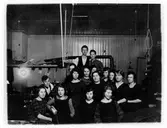 Gruppbild av 3 män och 13 kvinnor på Edvin Lindgrens skrädderi, Torggatan.