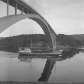 Fartyget Solklint vid Sandöbron
