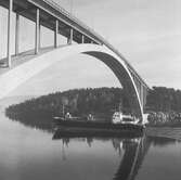 Fartyget Waren vid Sandöbron