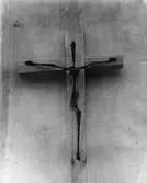 Krucifix med medeltida skulptur 