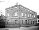 Domkapitelhuset och ligger numera på Nygatan 14.; Uppfördes 1844 som gymnastik- och sånghus för Härnösands gymnasium efter ritningar av arkitekt C.G. Blom-Carlsson. År 1973 flyttades byggnaden från kvarteret Rådhuset vid Nybrogatan till nuvarande plats. Byggnaden restaurerades då exteriört efter orginalritningar. Byggnadsminnesmärke 1935